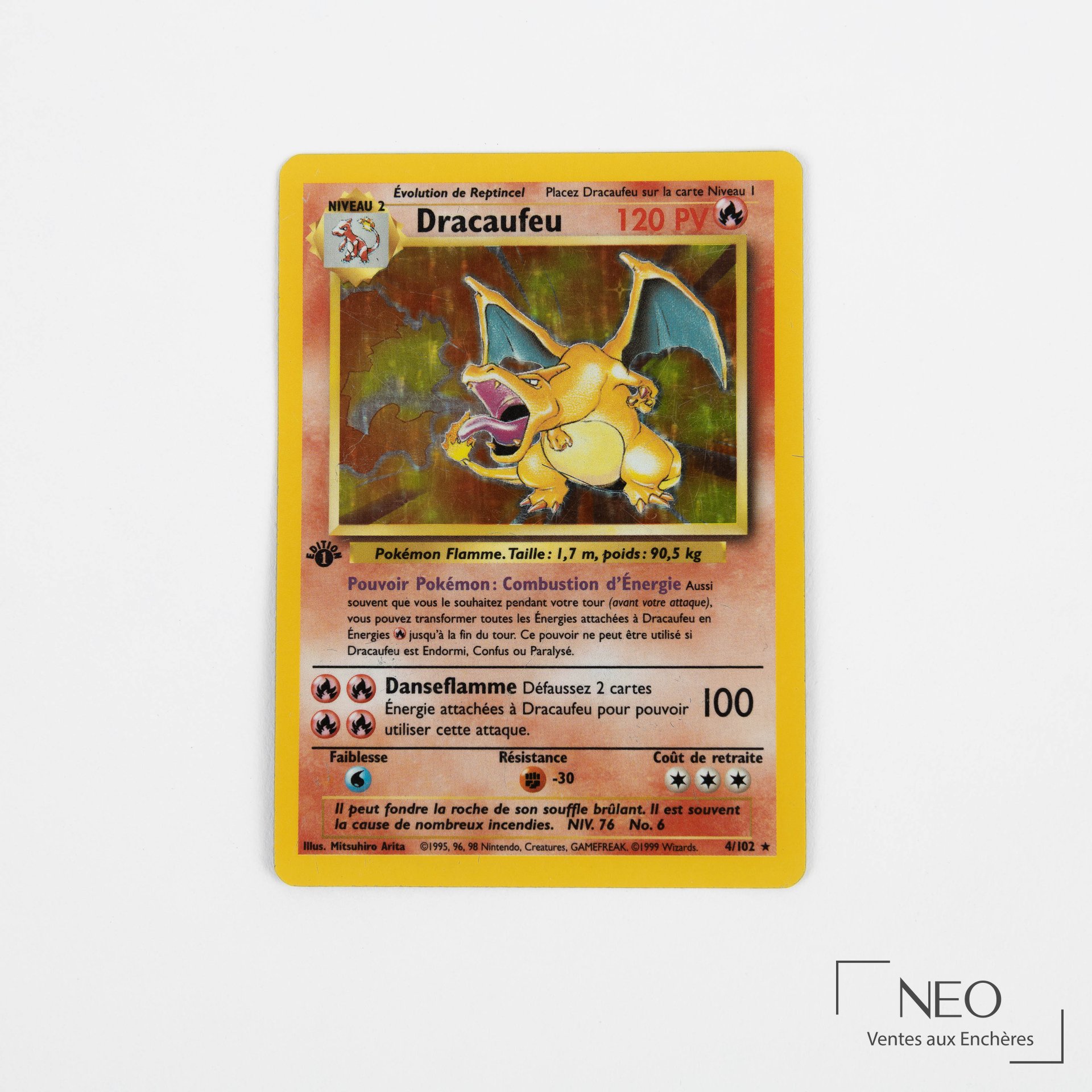 Carte Pokémon Dracaufeu vue de face sur fond blanc