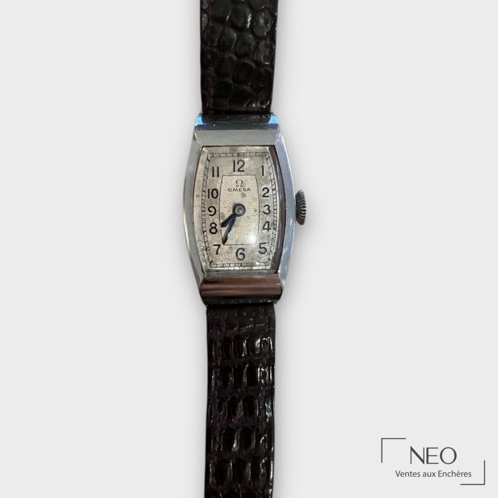 Montre bracelet Omega de forme tonneau avec cadran argenté bi-tons et chiffres arabes