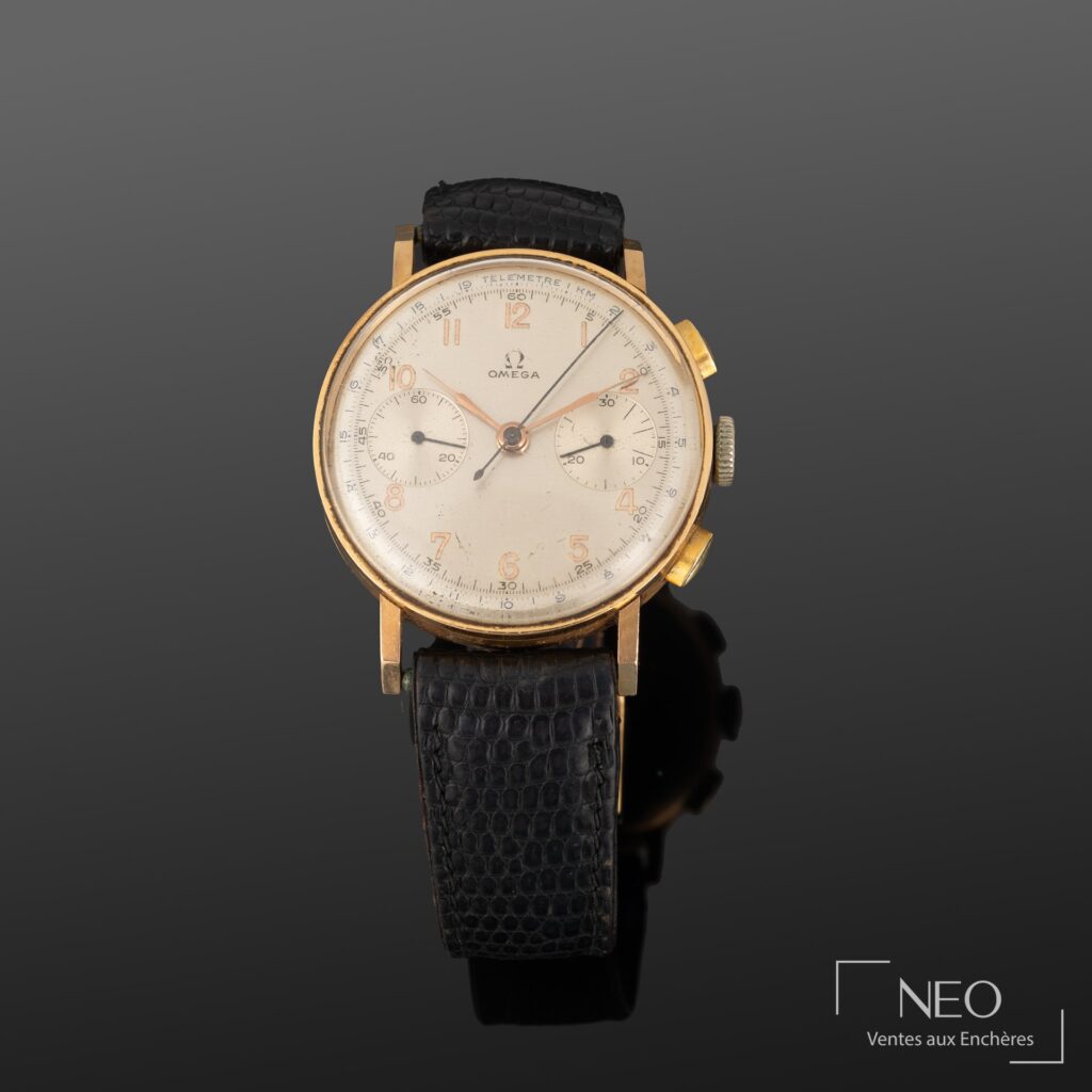 Montre Omega chronographe en or jaune 18K vue de face