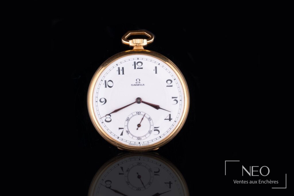 Montre de poche Omega en or jaune avec cadran émail blanc et petite seconde à 6 heures.