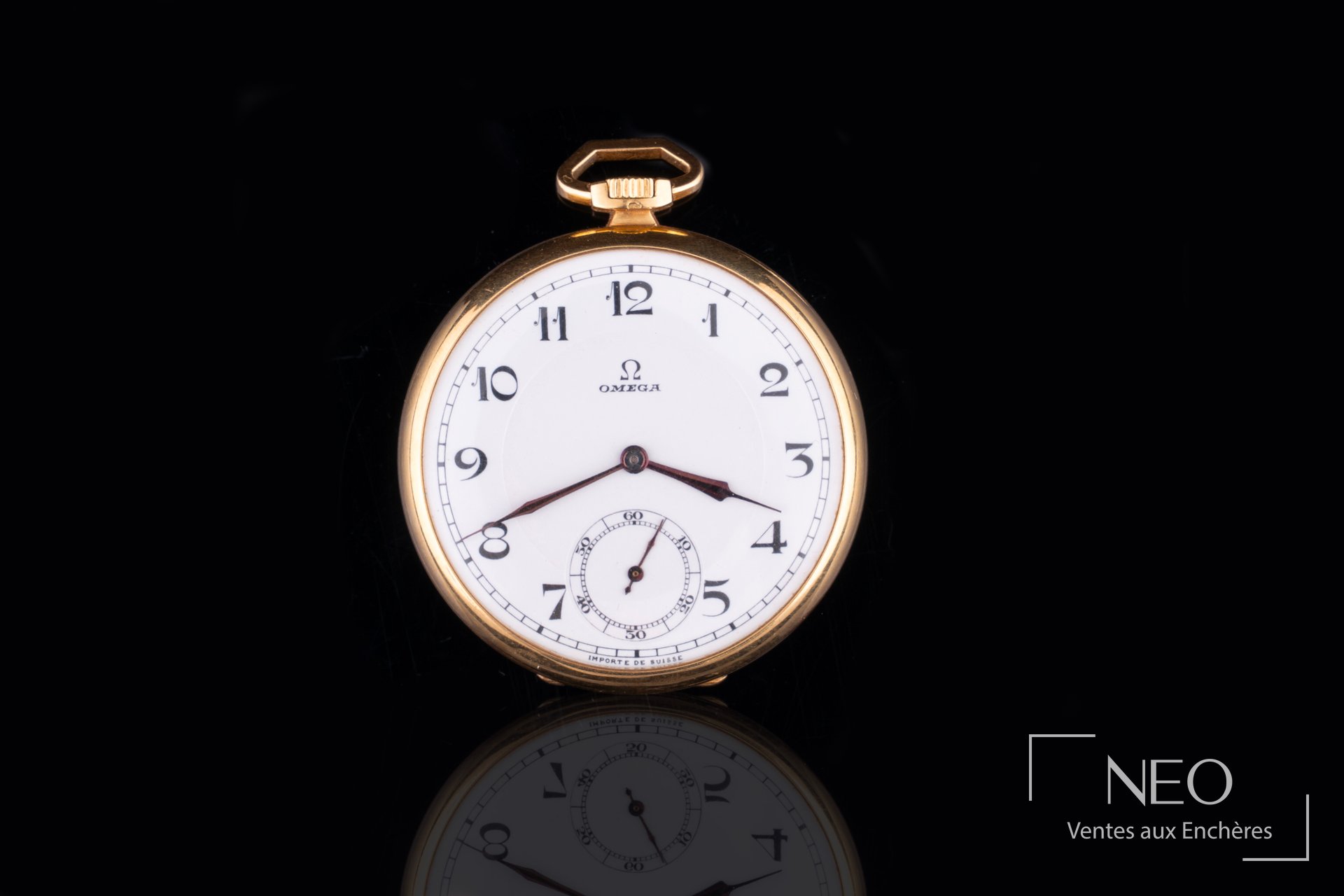 Montre de poche Omega en or jaune avec cadran émail blanc et petite seconde à 6 heures.