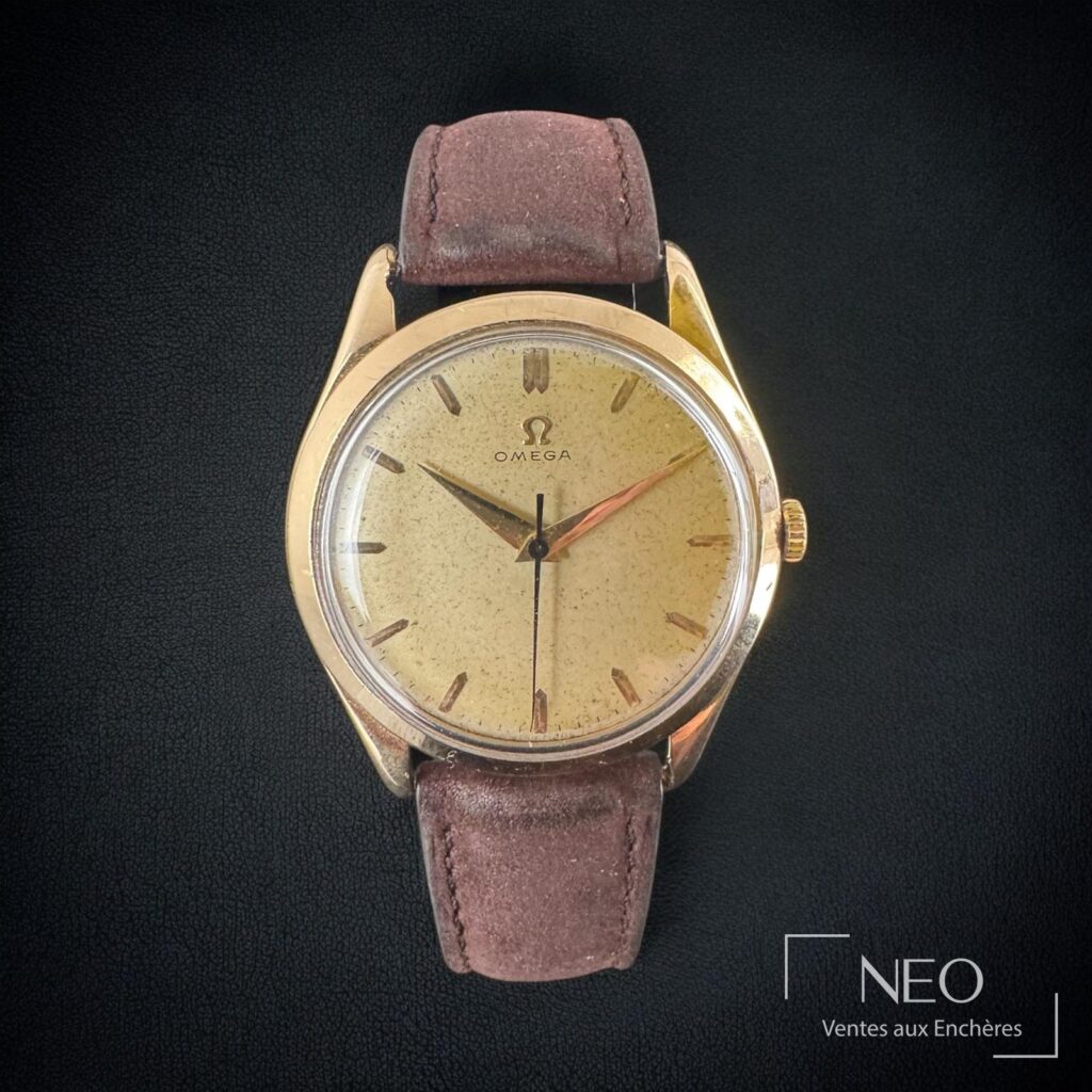 Montre OMEGA en or jaune avec cadran patiné et bracelet en cuir marron