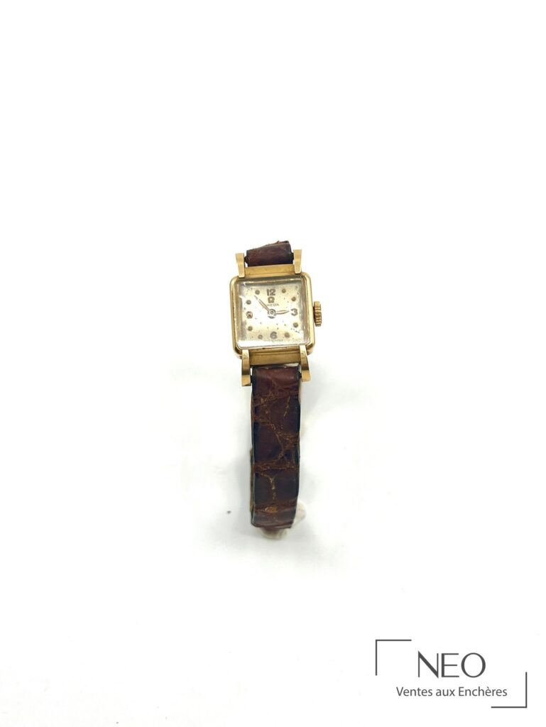 Montre OMEGA de ville en or jaune avec cadran carré et bracelet cuir marron