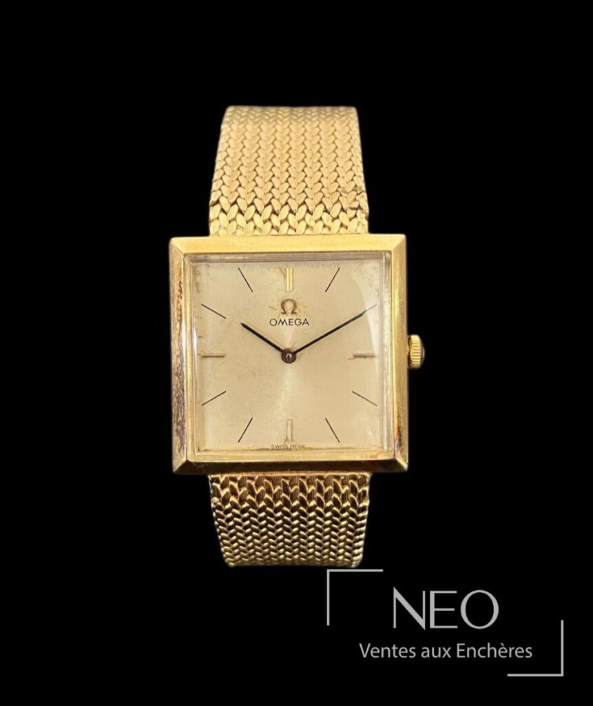 Montre Omega carrée en or jaune avec cadran champagne et bracelet maille milanaise