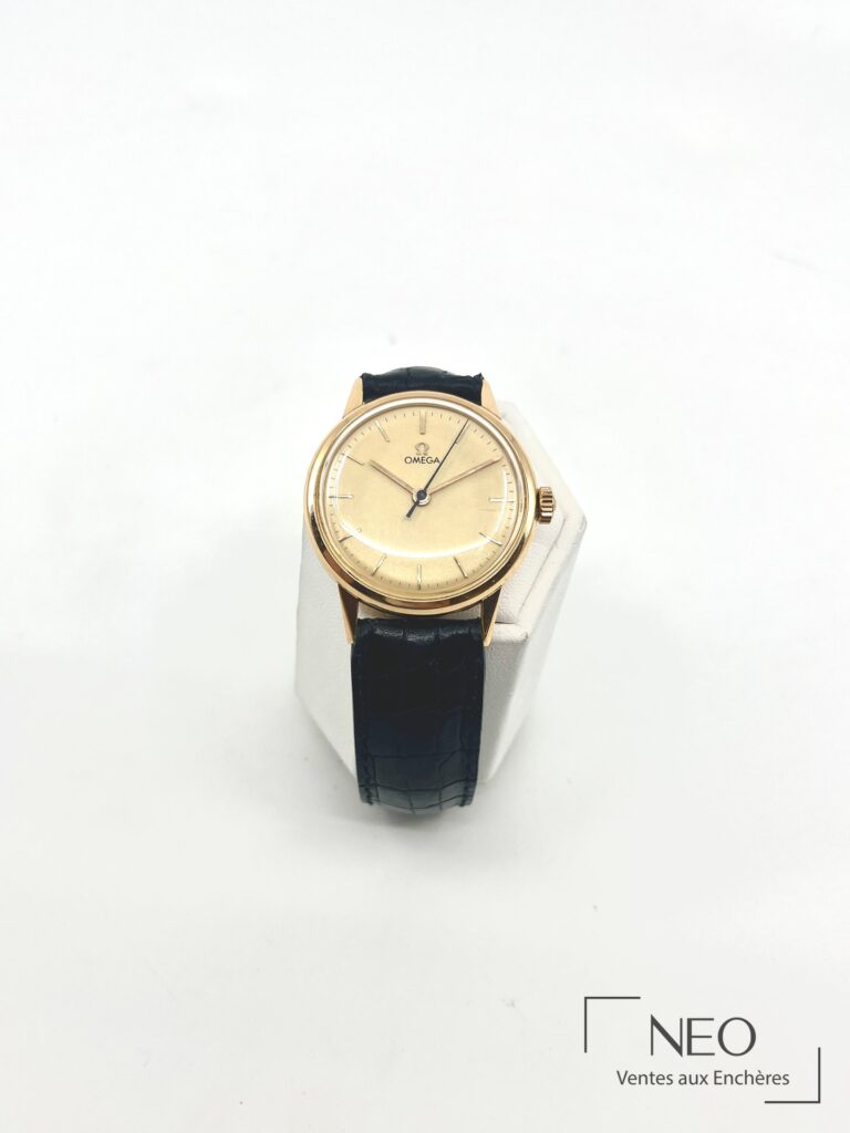 Montre Omega en or rose sur support
