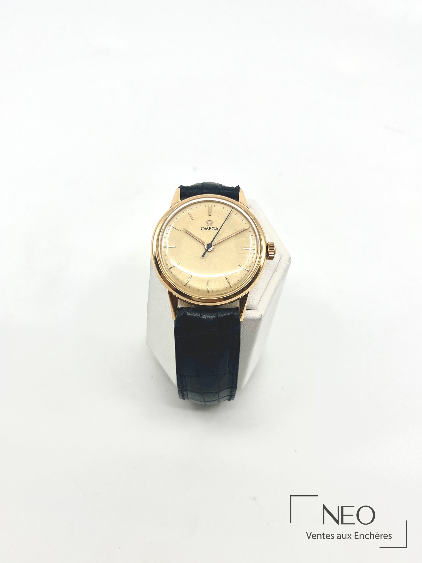 Montre Omega en or rose sur support