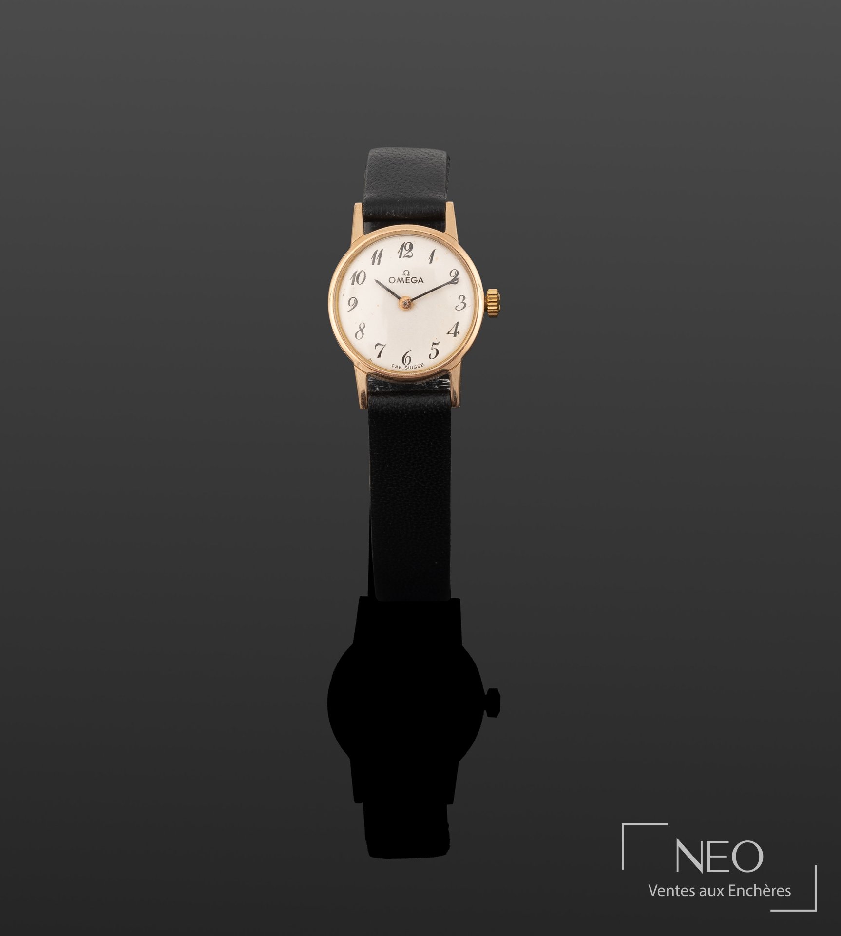 Montre OMEGA en or jaune avec cadran argenté et bracelet noir vue de face