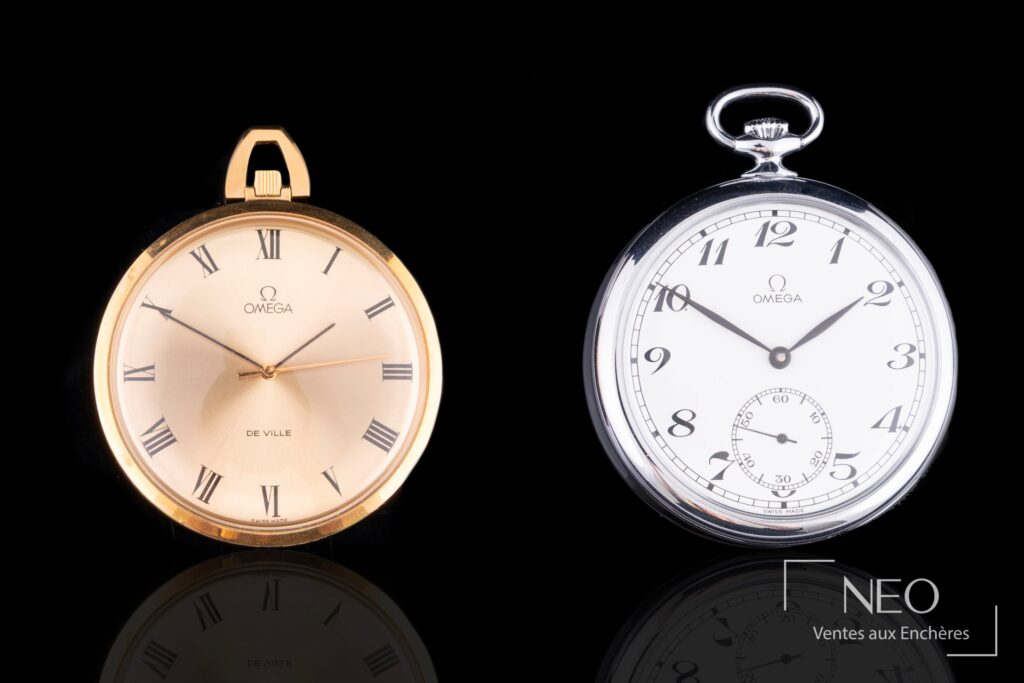 Deux montres de poche Omega vues de face