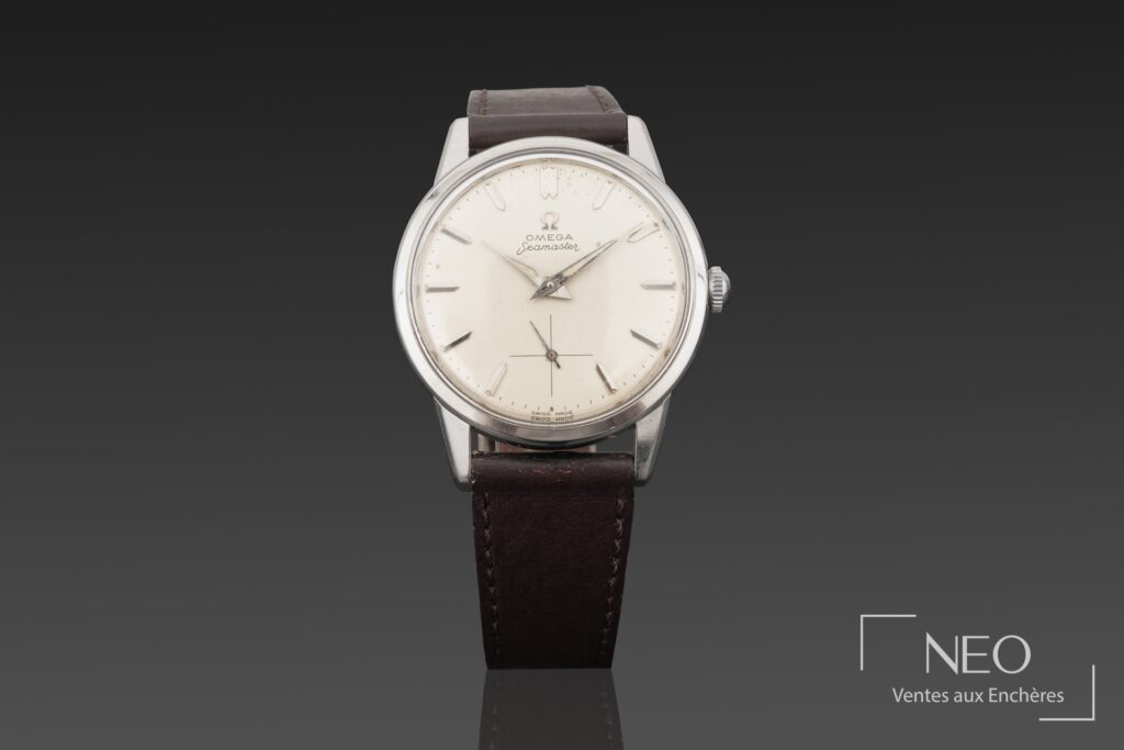 Montre Omega Seamaster au cadran blanc sur bracelet cuir brun