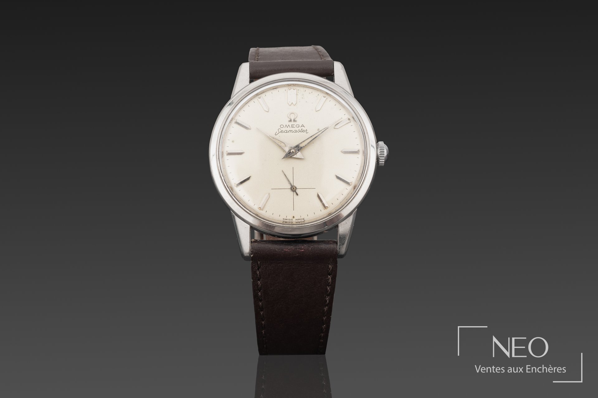 Montre Omega Seamaster au cadran blanc sur bracelet cuir brun