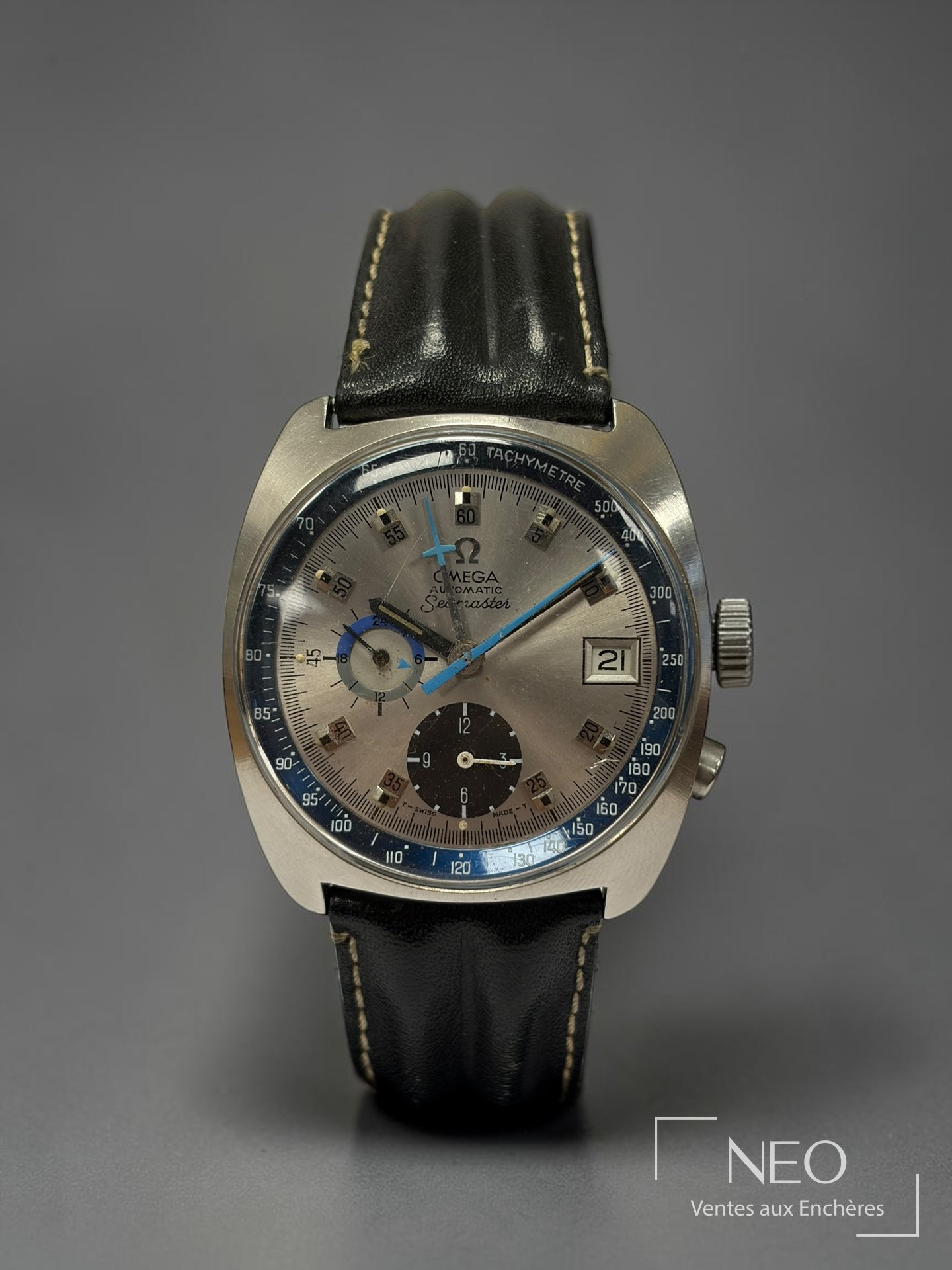 OMEGA Seamaster chronographe au cadran argenté et rehaut bleu