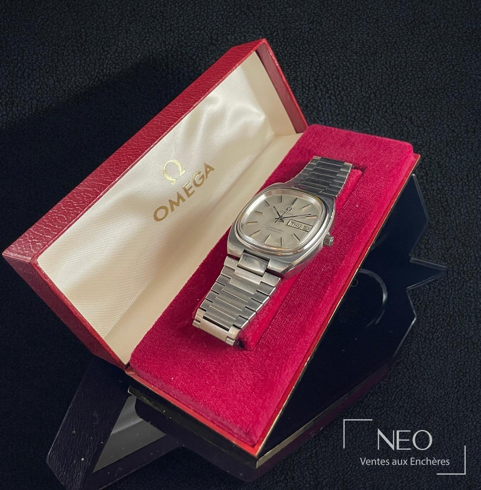 Montre OMEGA Seamaster dans son écrin rouge