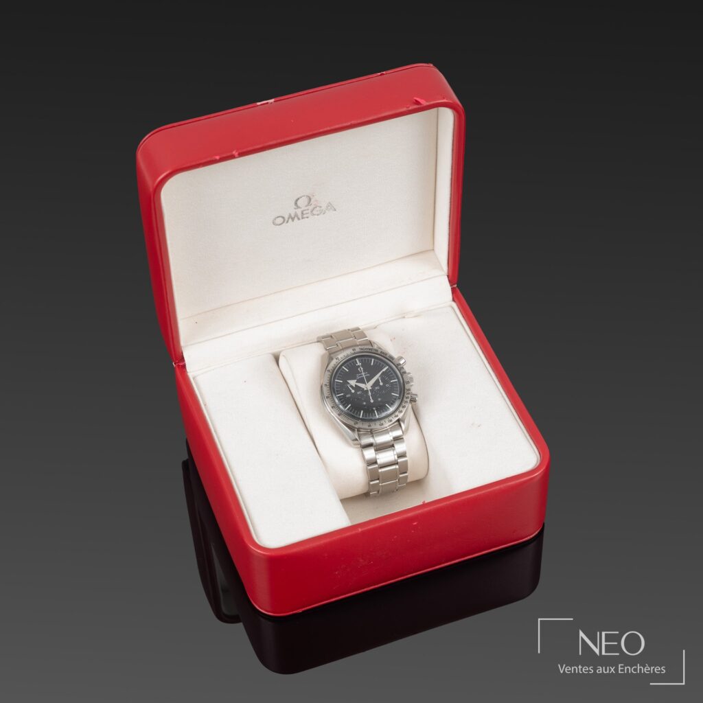 Montre Omega Speedmaster Broad Arrow dans son écrin rouge et blanc