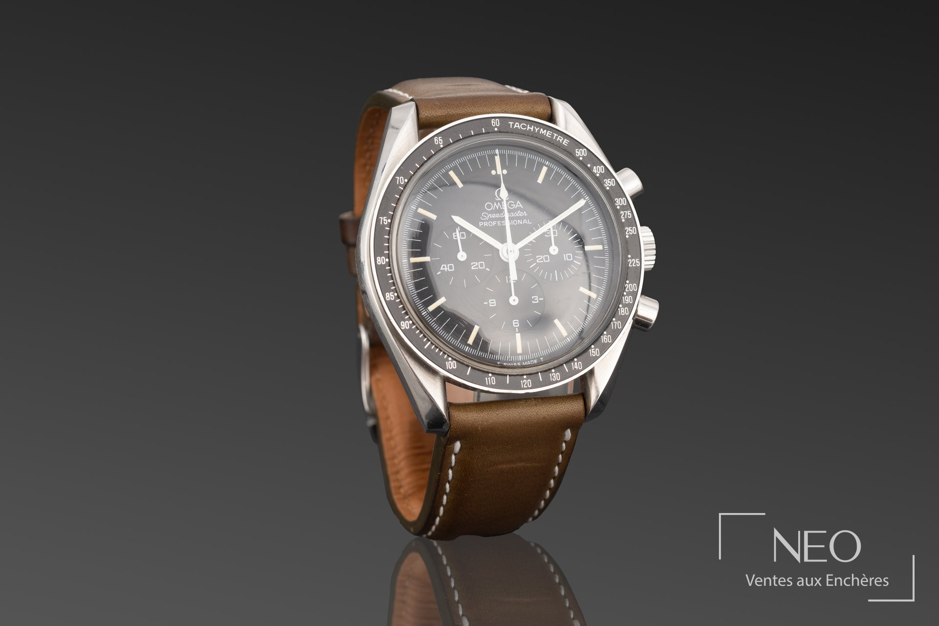 OMEGA Speedmaster Professional chronographe au cadran noir sur bracelet cuir brun
