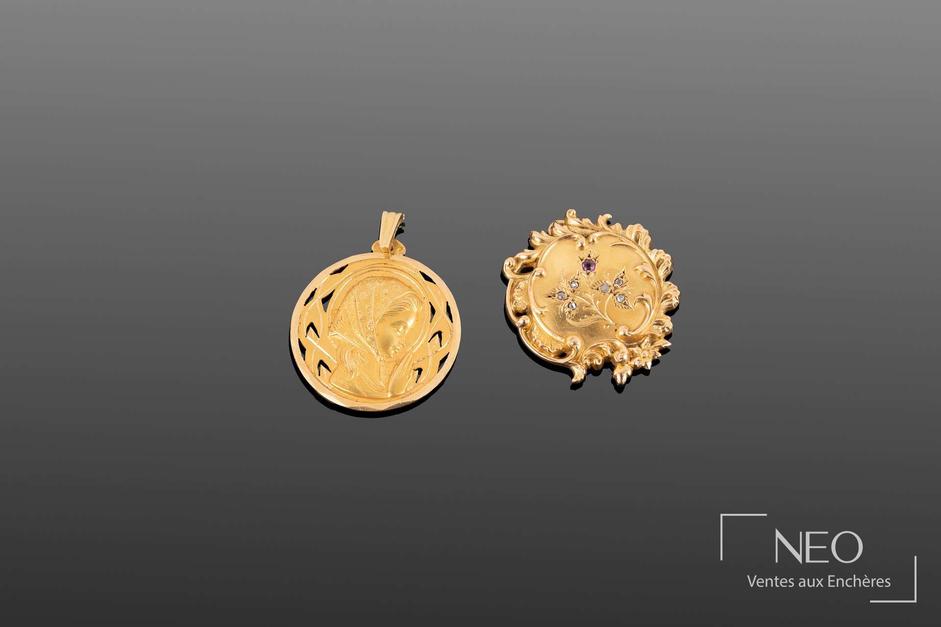 Deux pendentifs circulaires en or jaune