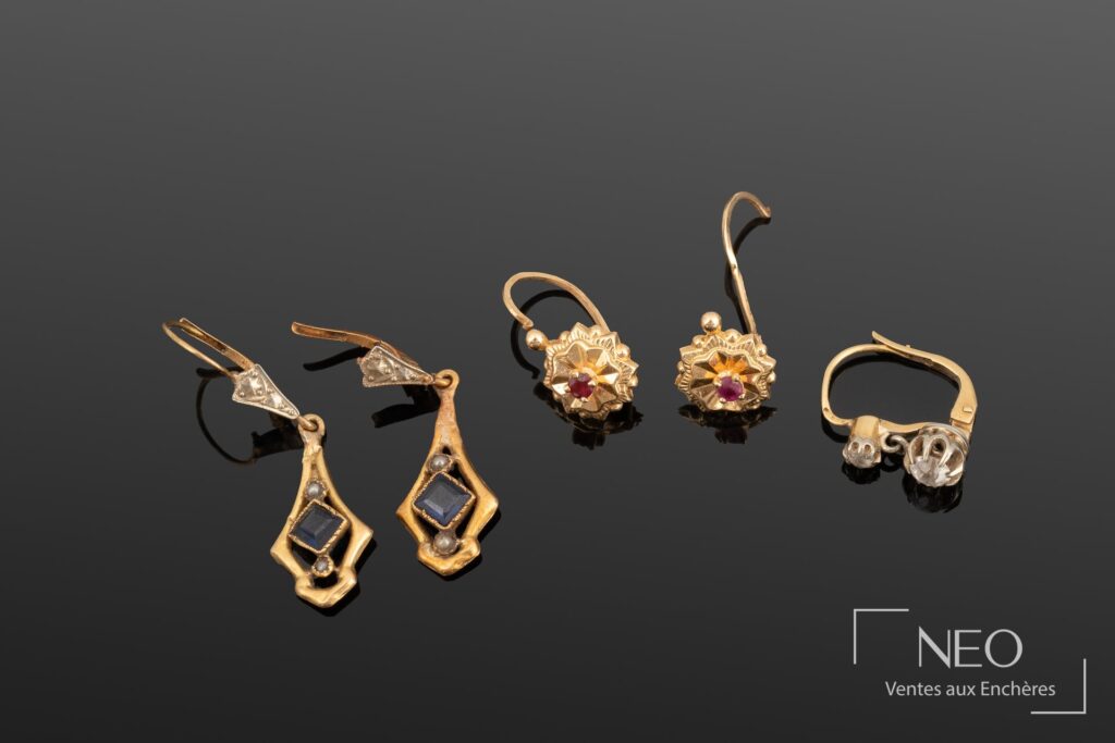 Lot de trois bijoux en or jaune 18K avec pierres rouges