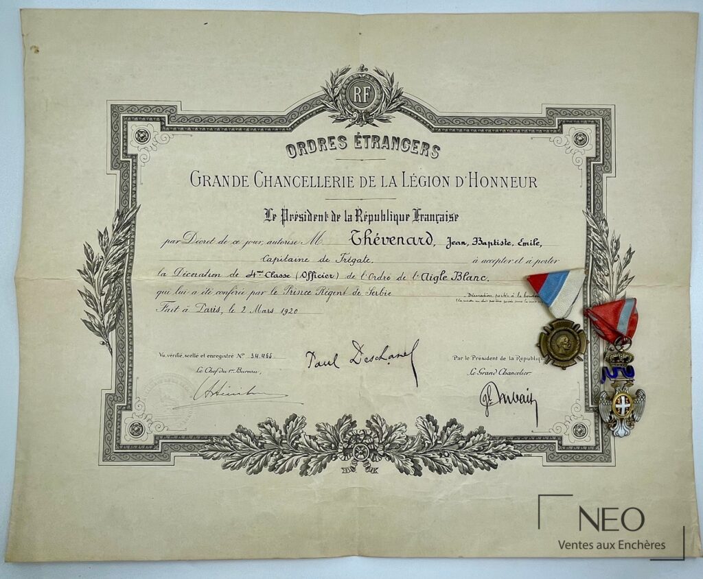 Document de l’Ordre de l’Aigle blanc avec deux décorations fixées à droite