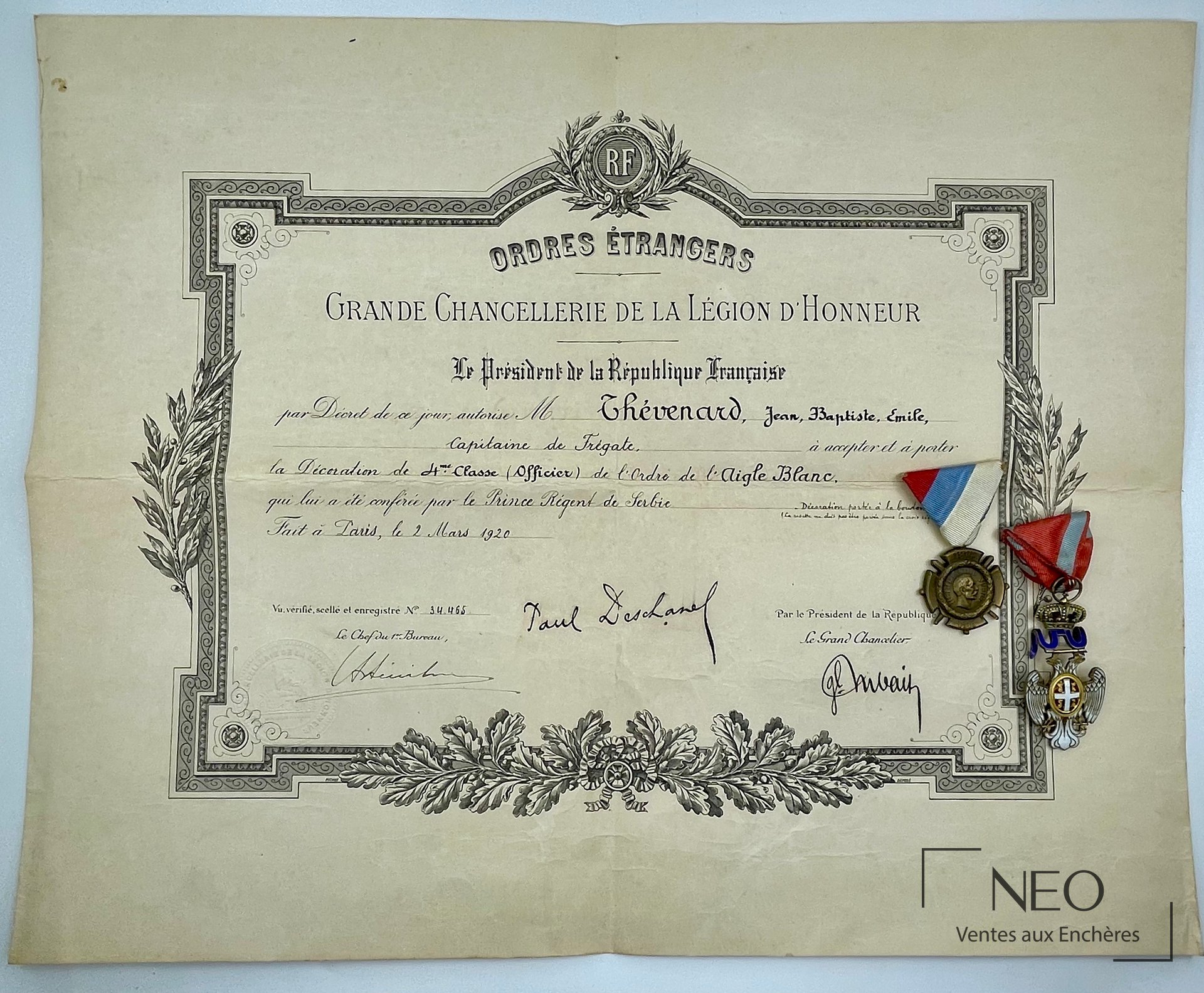 Document de l’Ordre de l’Aigle blanc avec deux décorations fixées à droite