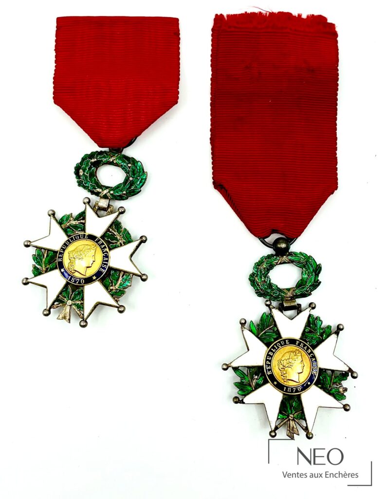 Deux croix de chevalier de la Légion d'honneur avec rubans rouges