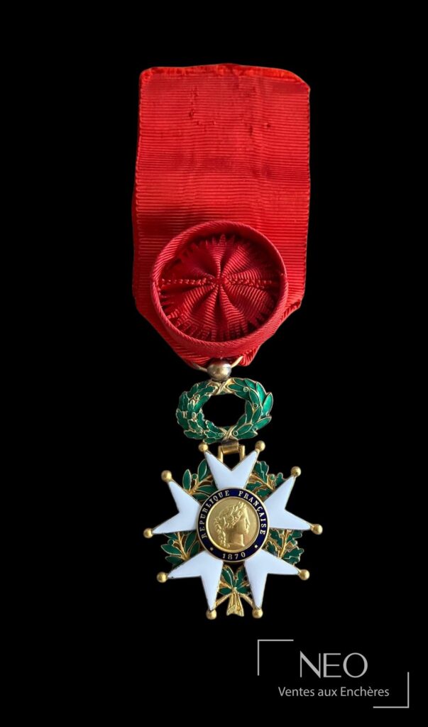 Décoration de la Légion d'honneur en émail avec ruban rouge
