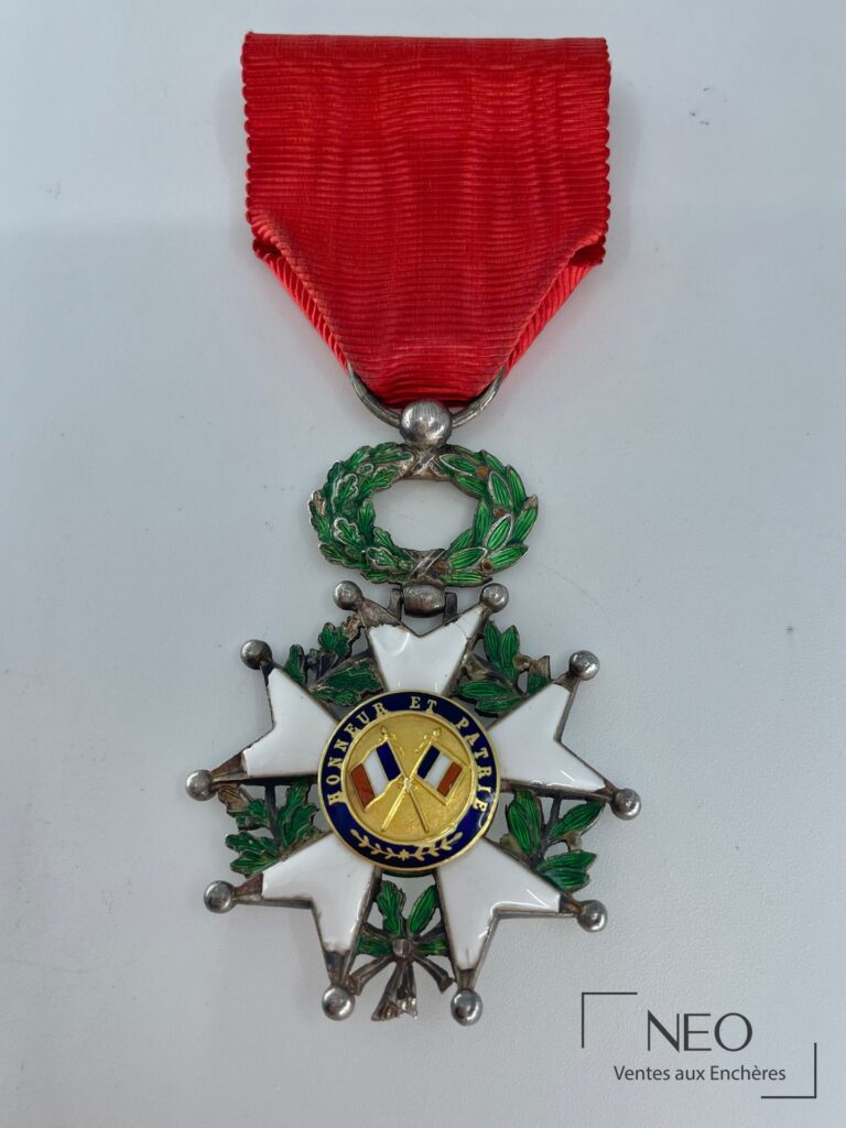Décoration de la Légion d’honneur avec ruban rouge et croix émaillée blanche
