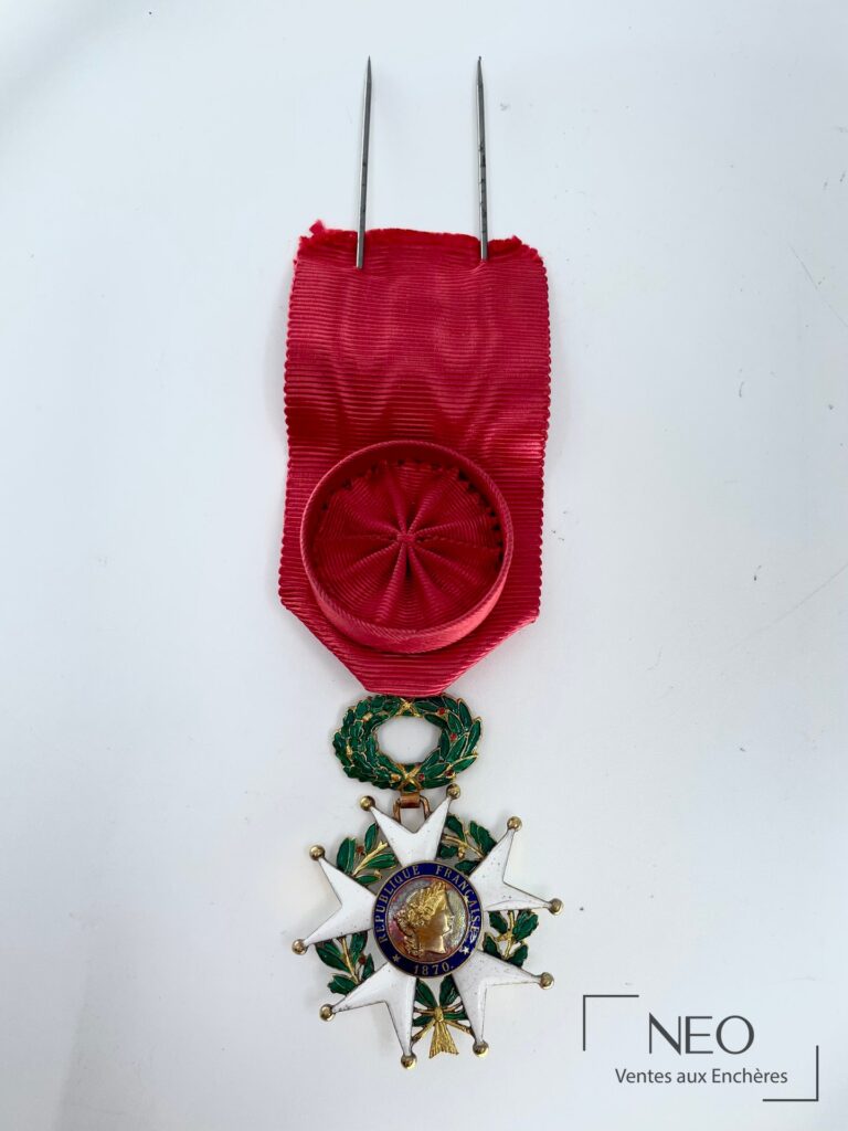 Décoration de la Legion d'Honneur suspendue à un ruban rouge