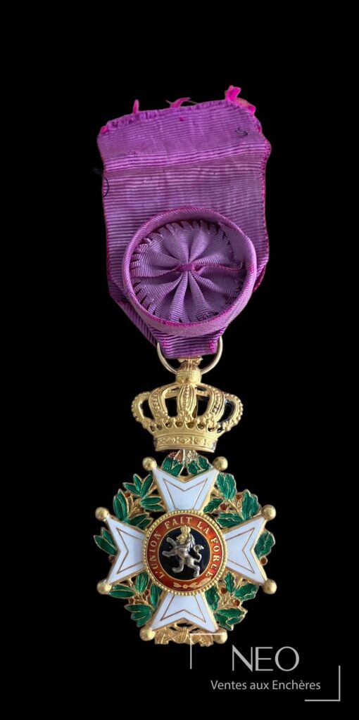 Croix d’officier de l’Ordre de Leopold avec ruban à rosette violet