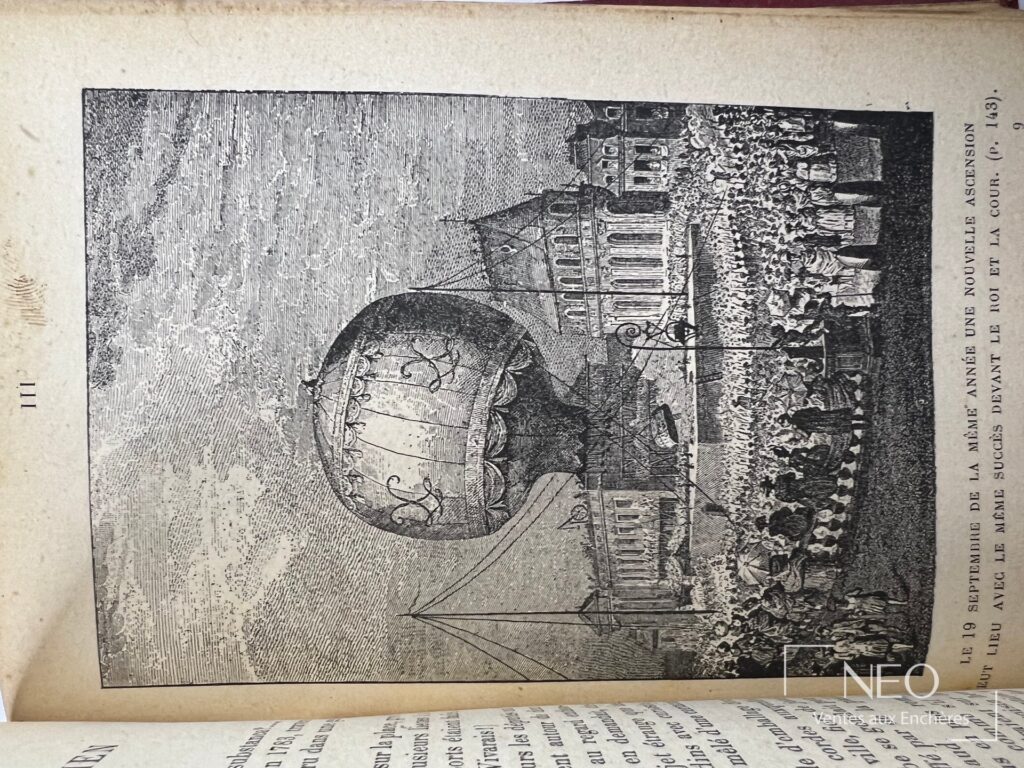 Page illustrée d'un livre ancien avec gravure et texte imprimé