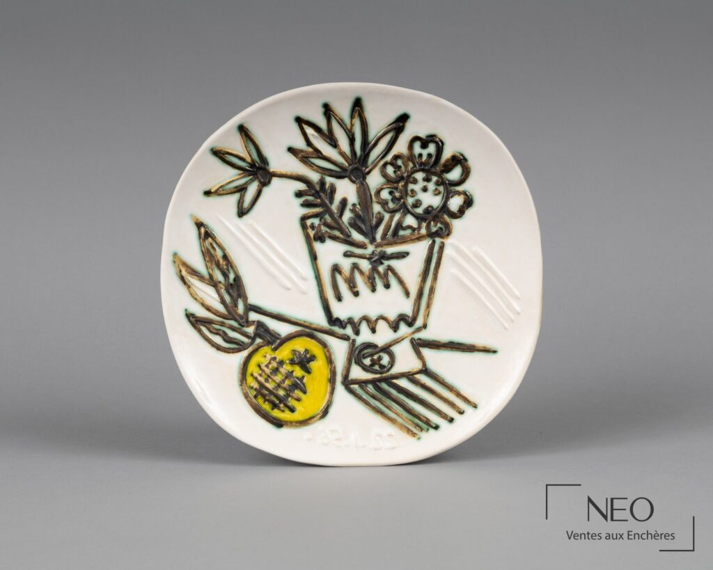 Assiette ronde carrée de Pablo Picasso au décor floral en émaux beige