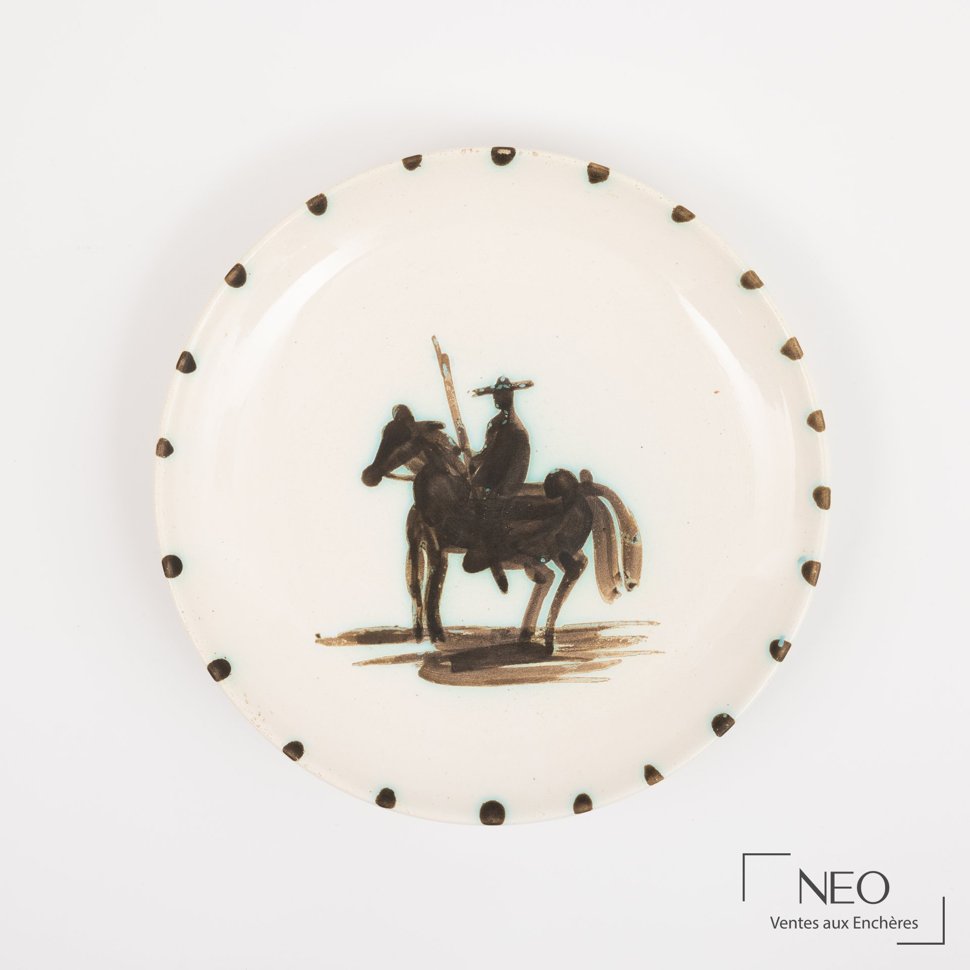 Assiette ronde à décor noir d'un picador sur fond blanc