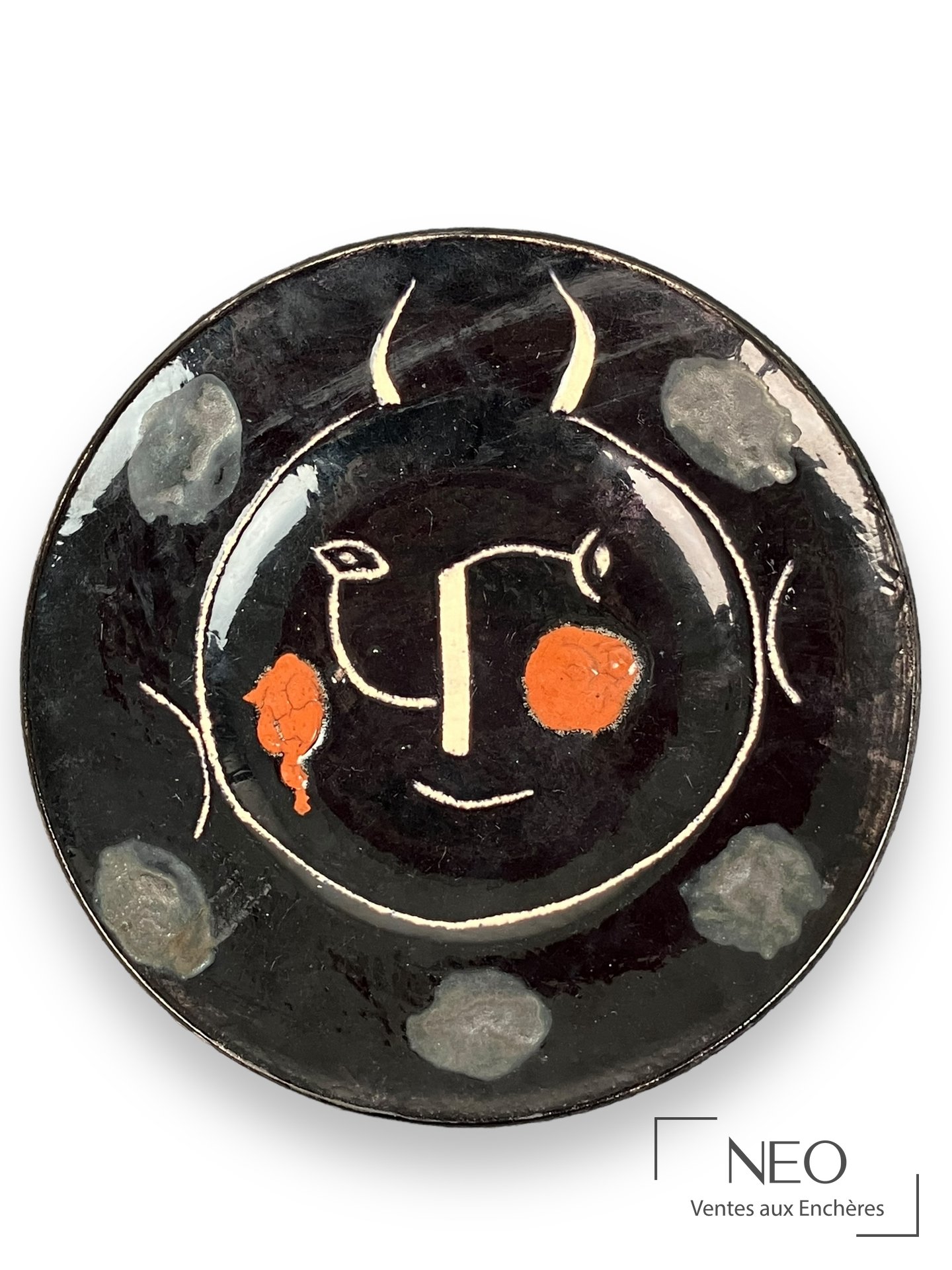 Assiette circulaire de Pablo Picasso au décor noir