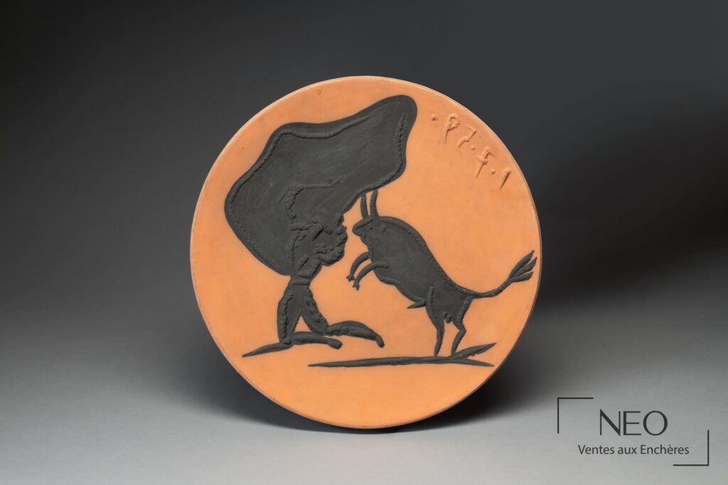 Plat rond de Pablo Picasso à décor noir d'un toréador sur fond rouge