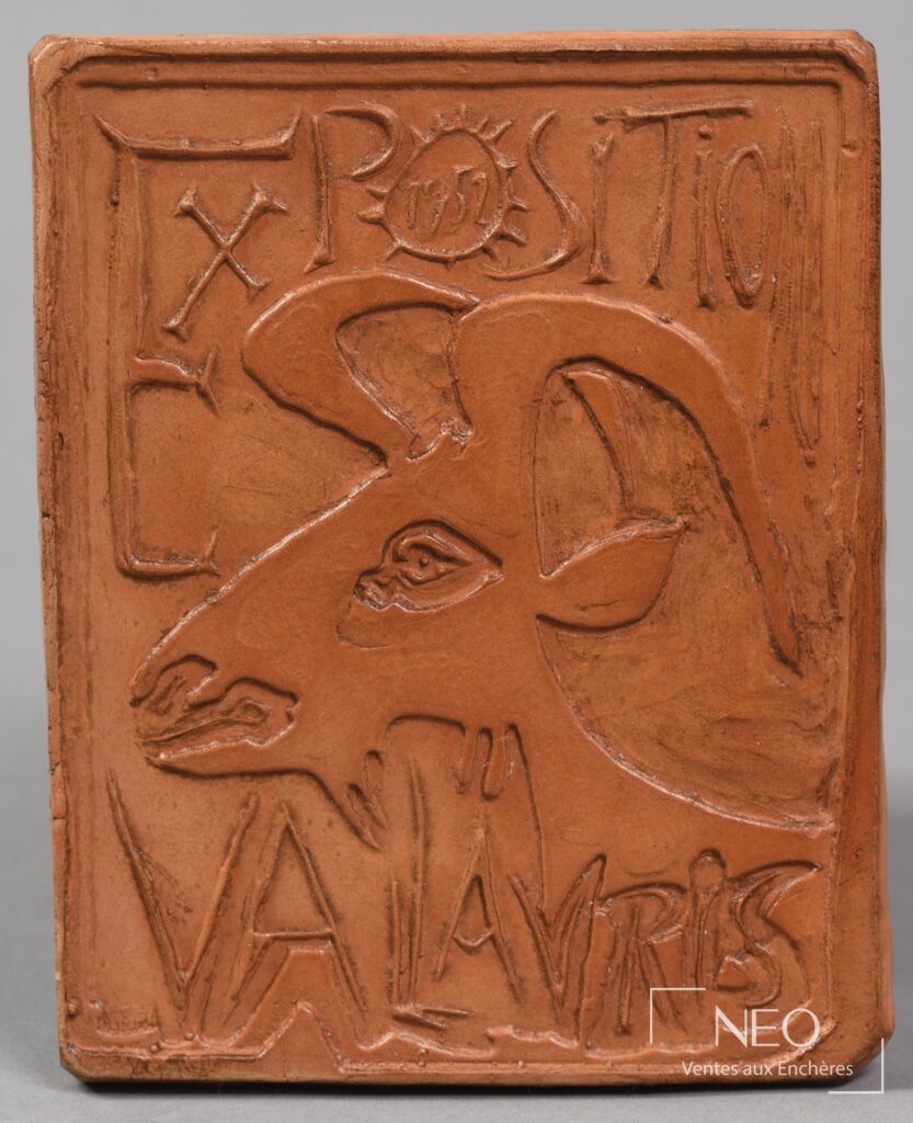 Plaque en terre cuite de Pablo Picasso montrant un décor incisé et le mot Vallauris.