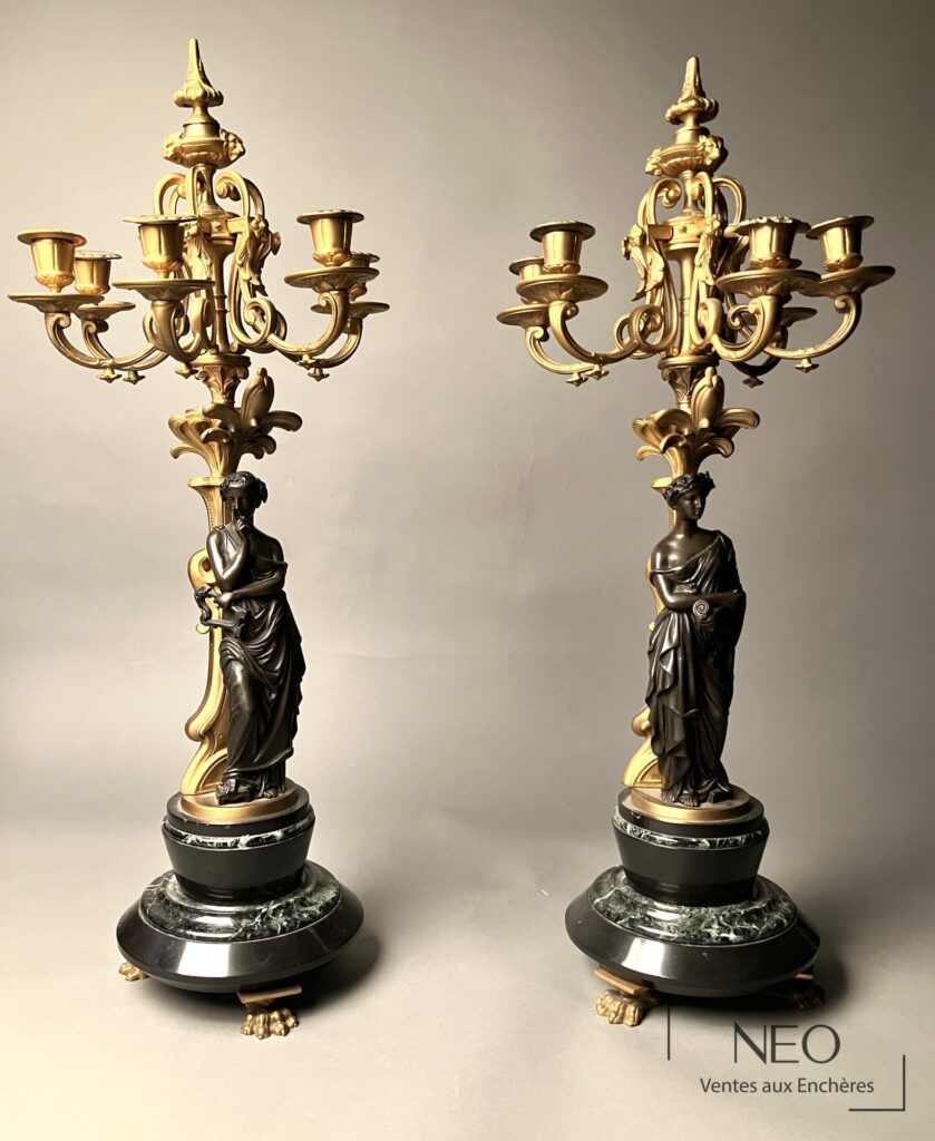 Paire de candélabres en bronze à double patine sur socles de marbre