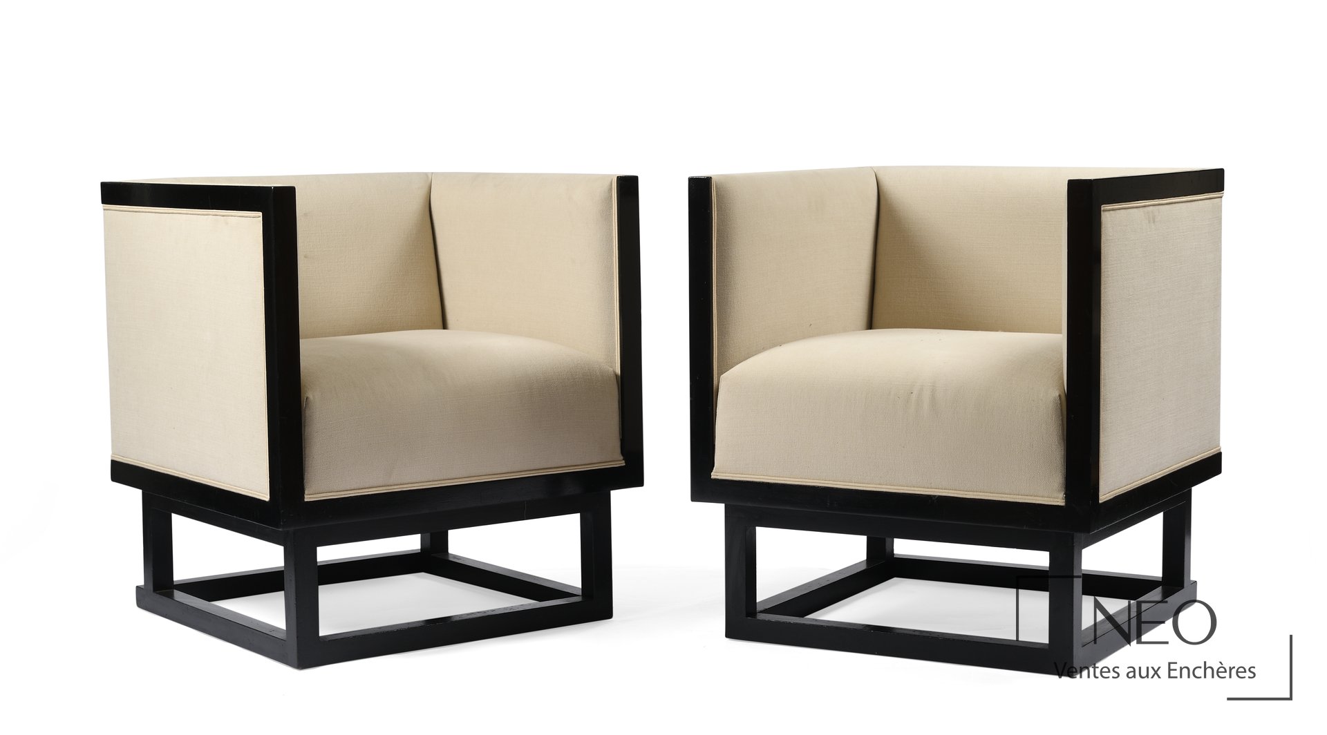 Paire de bergères cubiques en bois noir vernis et tissu écru