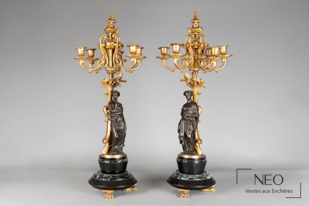 Paire de candélabres Napoléon III à quatre bras sur bases en marbre noir