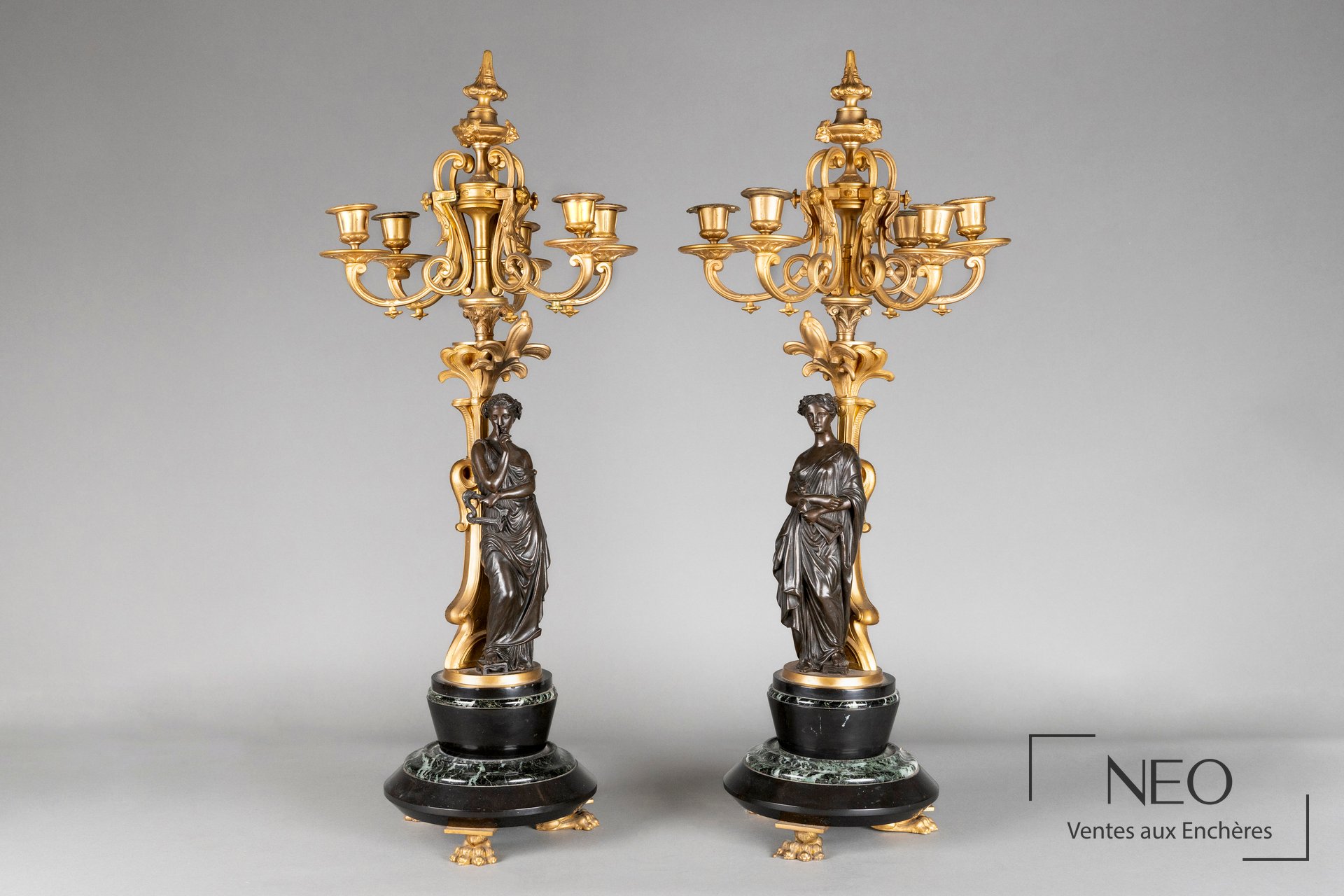 Paire de candélabres Napoléon III à quatre bras sur bases en marbre noir