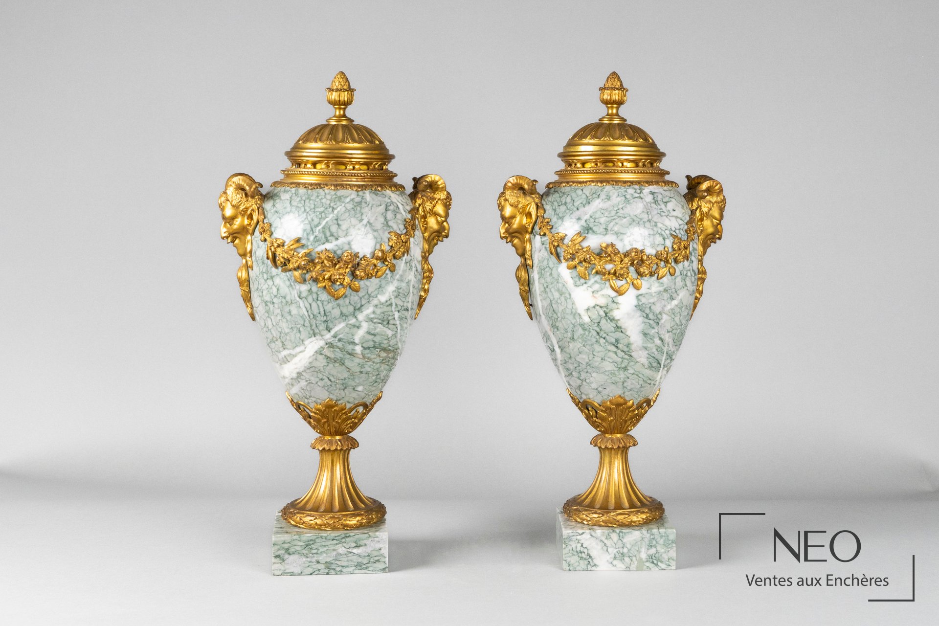 Paire de cassolettes en marbre veiné blanc et vert avec garnitures en bronze doré