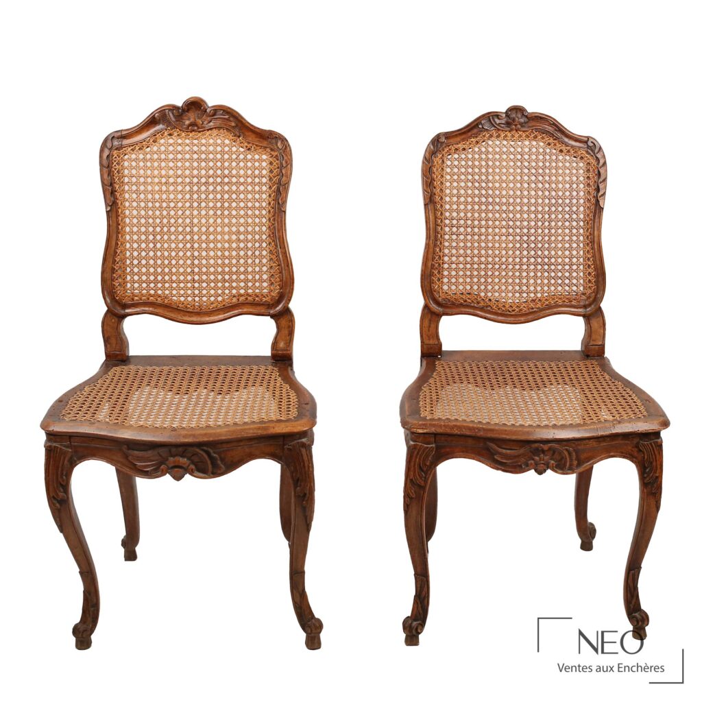 Paire de chaises Louis XV en bois sculpté avec dossier et assise en cannage