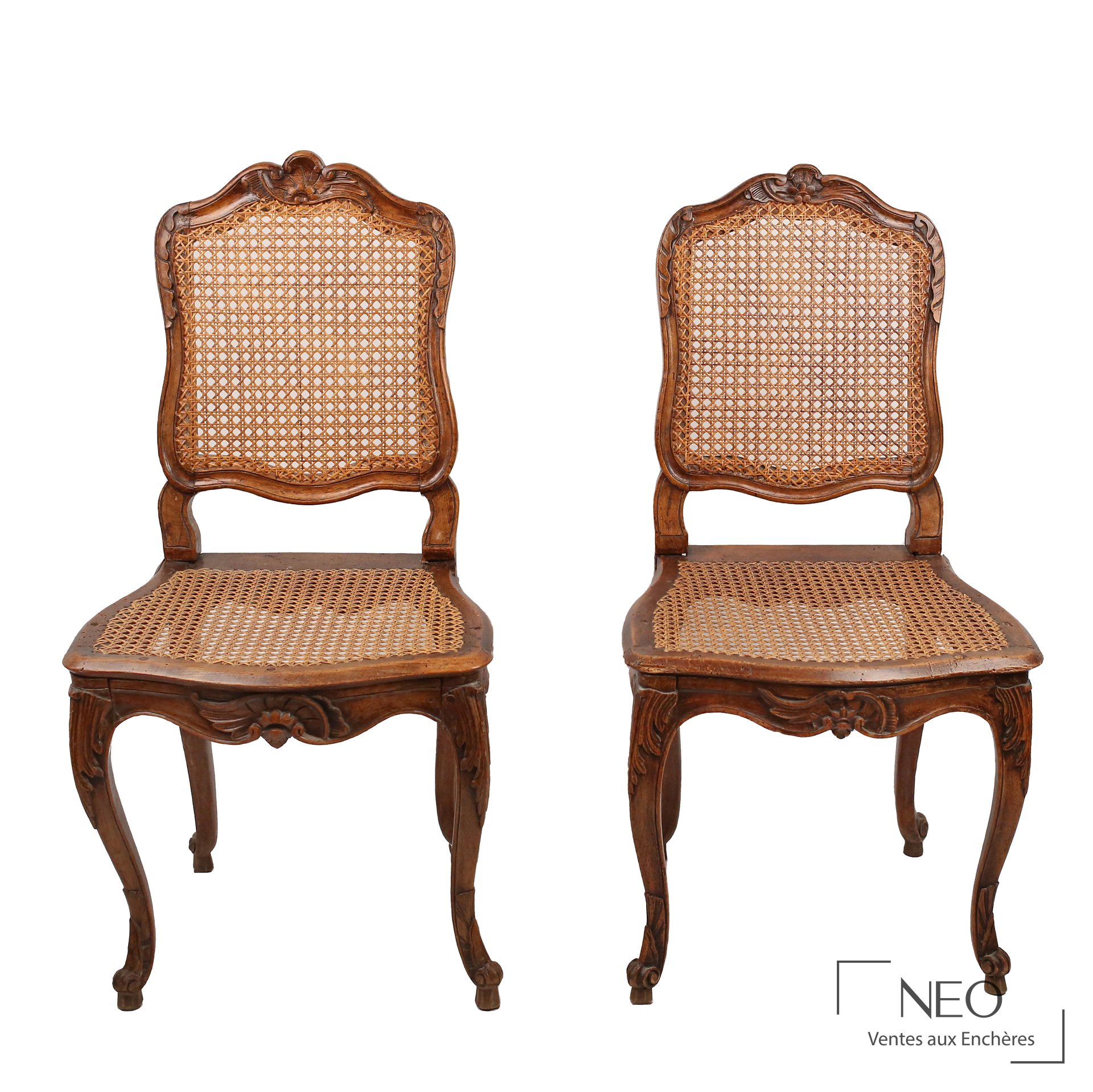 Paire de chaises Louis XV en bois sculpté avec dossier et assise en cannage