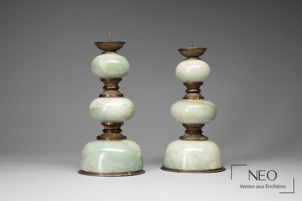 Paire de chandeliers en jadéite et métal doré