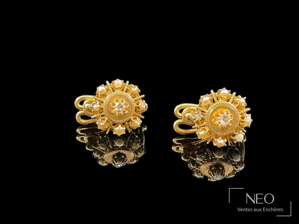 Paire de clips d'oreilles en or jaune à décor rayonnant avec petites perles blanches