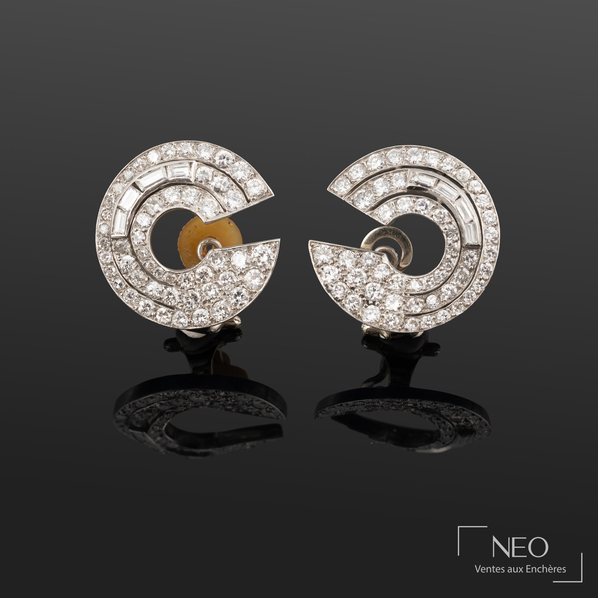Paire de clips spirales en platine et or blanc, diamants