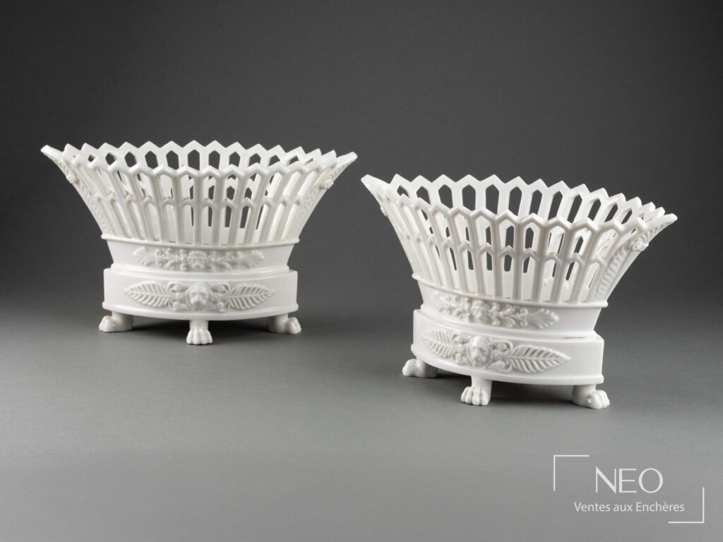 Paire de corbeilles pot-pourris en porcelaine blanche