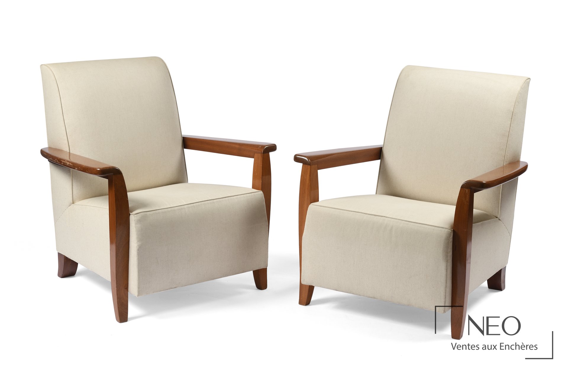 Paire de fauteuils en bois vernis