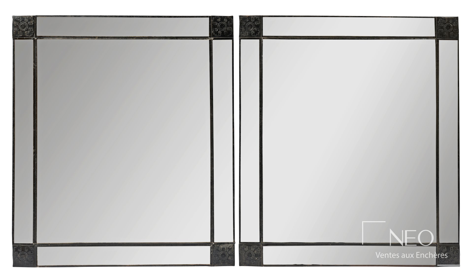 Paire de miroirs à parclose en tôle laquée noire