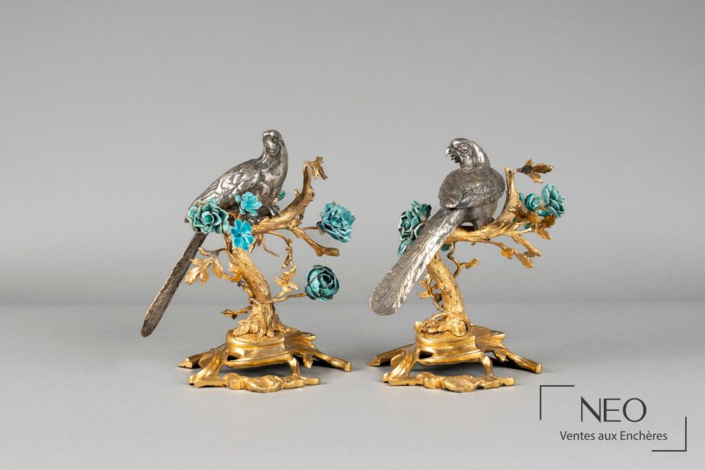 Paire de perroquets en bronze doré et argenté sur branches fleuries turquoise