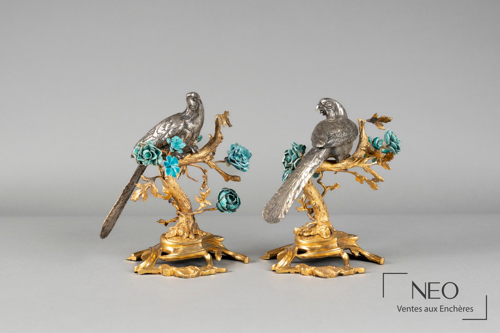 Paire de perroquets en bronze doré et argenté sur branches fleuries turquoise