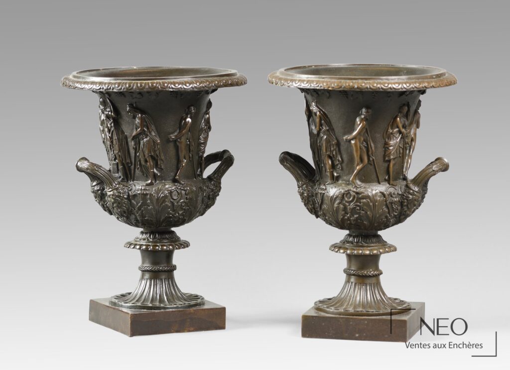 Paire de vases Médicis en bronze sur bases carrées