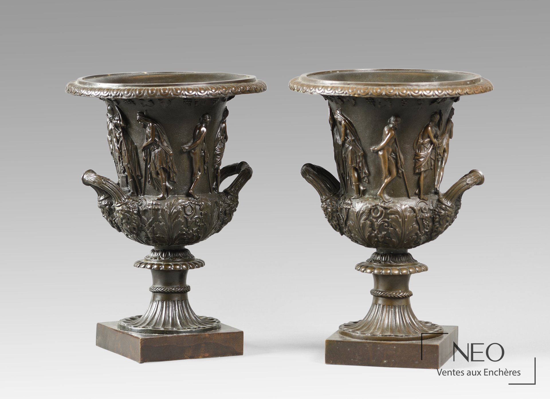 Paire de vases Médicis en bronze sur bases carrées
